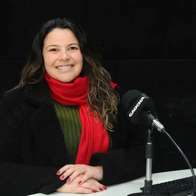 CAXIAS DO SUL, RS, BRASIL, 23/09/2022. Tatiéli Bueno é cantora e convidada do podcast Tua Voz Serra, da Rádio Gaúcha Serra. (Bruno Todeschini/Agência RBS)<!-- NICAID(15215411) -->