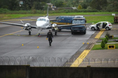 CAXIAS DO SUL, RS, BRASIL, 20/06/2024. Assalto a carro forte fecha o aeroporto de Caxias do Sul. A decisão foi tomada pela Polícia Federal, como medida de segurança. Na foto, Polícia Federal realiza perícia em avião e carros fortes envolvidos na ocorrência. (Bruno Todeschini/Agência RBS)Indexador: BTK<!-- NICAID(15793641) -->