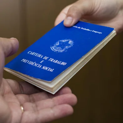 Brazilian woman delivery document work and social securityFonte: 251445869<!-- NICAID(14636837) -->