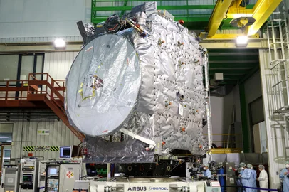 (FILES) In this file photo taken on January 20, 2023, the ESA's (European Space Agency) "Juice" probe is unveiled for media in Toulouse, southwestern France, a few days ahead of its departure to Kourou space center. - Scheduled for launch in April 2023, Juice will make detailed observations of Jupiter and its three large ocean-bearing moons  Ganymede, Callisto and Europa  with a suite of instruments. The mission will characterise these moons as both planetary objects and possible habitats, explore Jupiters complex environment in depth, and study the wider Jupiter system as an archetype for gas giants across the Universe. (Photo by Charly TRIBALLEAU / AFP)Editoria: SCILocal: KourouIndexador: CHARLY TRIBALLEAUSecao: space programmeFonte: AFPFotógrafo: STF<!-- NICAID(15399797) -->