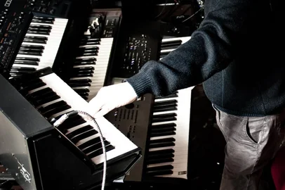 O tecladista Eloy Fritsch apresenta seu novo disco instrumental: Epic Synthesizer Music Vol. 1.O compositor e tecladista da banda de Rock Progressivo Apocalypse, Eloy Fritsch, acaba de lançar o seu novo álbum "Epic Synthesizer Music Vol. 1". No trabalho, o músico apresenta dez músicas instrumentais criadas com teclados eletrônicos e sintetizadores. O novo trabalho é influenciado pela Synthwave, Rock Progressivo, trilhas sonoras e a grande lenda do sintetizador, o grego Vangelis.<!-- NICAID(15417617) -->