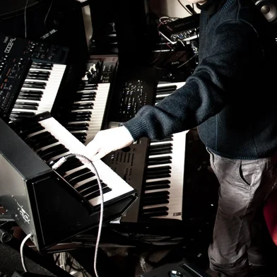 O tecladista Eloy Fritsch apresenta seu novo disco instrumental: Epic Synthesizer Music Vol. 1.O compositor e tecladista da banda de Rock Progressivo Apocalypse, Eloy Fritsch, acaba de lançar o seu novo álbum "Epic Synthesizer Music Vol. 1". No trabalho, o músico apresenta dez músicas instrumentais criadas com teclados eletrônicos e sintetizadores. O novo trabalho é influenciado pela Synthwave, Rock Progressivo, trilhas sonoras e a grande lenda do sintetizador, o grego Vangelis.<!-- NICAID(15417617) -->