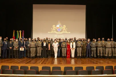 Foi realizada ontem, no UCS Teatro, em Caxias, cerimônia alusiva aos 35 anos do Comando Regional de Polícia Ostensiva da Serra (CRPO/Serra). O grupo foi criado em 9 de dezembro de 1986 e, atualmente, é responsável por 66 municípios da região. O comando tem sede em Caxias do Sul e possui outros quatro batalhões em Bento Gonçalves, Gramado, Vacaria e Farroupilha.Autoridades civis, militares, religiosas e convidados participaram do evento, que também foi um marco para a entrega das primeiras comendas do CRPO/Serra a militares e civis.<!-- NICAID(14962031) -->