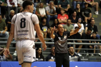 CAXIAS DO SUL, RS, BRASIL, 19/12/2023. Caxias do Sul Basquete x Corínthians, jogo válido pela 17ª rodada do Novo Basquete Brasil - NBB 2023/2024 - realizado no ginásio do Sesi. (Porthus Junior/Agência RBS)<!-- NICAID(15630513) -->
