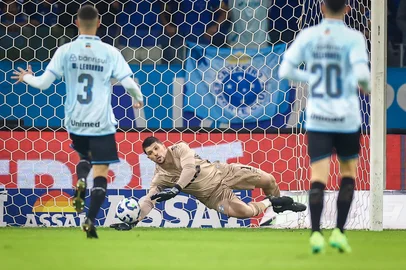RS - FUTEBOL/CAMPEONATO BRASILEIRO 2025/GREMIO X CRUZEIRO  - ESPORTES - Lance da partida entre Gremio e Cruzeiro disputada na noite deste domingo, no EstÃ¡dio do Mineirao, em Belo Horizonte, em partida valida pela Campeonato Brasileiro 2025. FOTO: LUCAS UEBEL/GREMIO FBPA<!-- NICAID(16079925) -->
