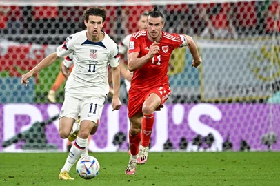 USA's midfielder #11 Brenden Aaronson (L) is marked by Wales' forward #11 Gareth Bale during the Qatar 2022 World Cup Group B football match between USA and Wales at the Ahmad Bin Ali Stadium in Al-Rayyan, west of Doha on November 21, 2022. (Photo by Anne-Christine POUJOULAT / AFP)Editoria: SPOLocal: DohaIndexador: ANNE-CHRISTINE POUJOULATSecao: soccerFonte: AFPFotógrafo: STF<!-- NICAID(15271832) -->