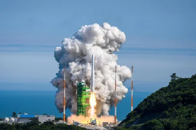 South Korea's homegrown space rocket Nuri blasts off from the Naro Space Centre in the southern coastal village of Goheung on June 21, 2022, in the second attempt to put satellites into orbit after a launch last October failed. (Photo by YONHAP / AFP) / - South Korea OUT / REPUBLIC OF KOREA OUT  NO ARCHIVES  RESTRICTED TO SUBSCRIPTION USEEditoria: SCILocal: GoheungIndexador: -Secao: space programmeFonte: YONHAPFotógrafo: STR<!-- NICAID(15128896) -->