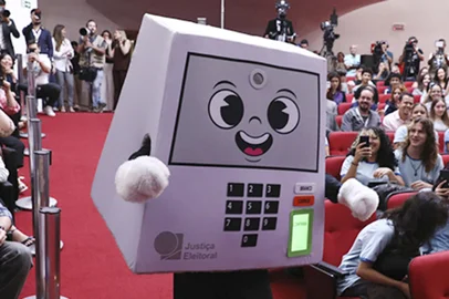 Defensora da democracia, acessível, fácil de lidar e muito sociável, a Pilili é o símbolo das Eleições 2026. Inspirada na urna eletrônica, a mascote será a porta-voz da Justiça Eleitoral. Imparcial e aguerrida, estará nas campanhas em defesa do voto e da escolha consciente. Para ela, agora é o grande momento: é a festa democrática.<!-- NICAID(16278833) -->