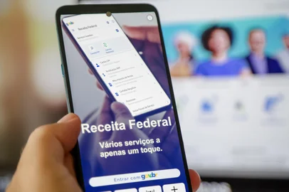 Luis Lima Jr / Fotoarena / stock.adobe.com A declaração do Imposto de Renda de Pessoa FÃsica (IRPF) é uma ferramenta do Governo Federal para acompanhar a evolução do patrimônio dos brasileiros e verificar se os contribuintes estão pagando mais ou menos tributos do que deveriam. Por isso, todos os anos os contribuintes devem prestar contas à Receita Federal, por meio do documento, para informá-la sobre os seus rendimentos durante um ano. Este ano, o prazo de entrega vai de15 de março até o dia 31 de maio.<!-- NICAID(16219231) -->