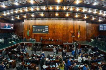 Em sessão extraordinária, deputados aprovam projeto orçamentário do estado para 2026<!-- NICAID(16178706) -->