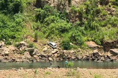 Carro despenca de altura de 60 metros no RS e condutora sobrevive<!-- NICAID(16172555) -->