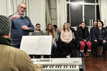 Um concerto especial dia 21 de julho consolida o retorno do Coro da Universidade de Caxias do Sul, que teve suas atividades reiniciadas em agosto do ano ado após um hiato de três anos. O espetáculo UCS Apresenta Coro da UCS ocorre no UCS Teatro, com entrada franca, às 19h30min.foto: maestro Renato Filippini em ensaio do coro.<!-- NICAID(15815228) -->