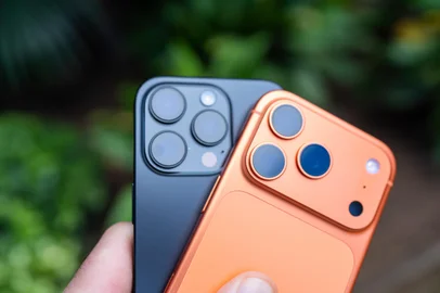 Tarragona, Spain - October 26, 2025: Close-up of a man holding an orange iPhone 16 Pro and 17 Pro in his hand.Tarragona, Spain - October 26, 2025: Close-up of a man holding an orange iPhone 16 Pro and 17 Pro in his hand.Fonte: 1769286543<!-- NICAID(16173113) -->