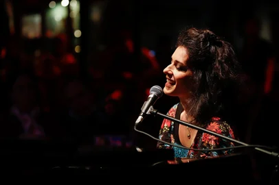 Caxias do Sul está na rota da série de shows que Bianca Gismonti & Julio Falavigna farão durante o mês de julho. A apresentação "Navegador de Silêncios" tem ela no piano e na voz e o caxiense Julio na bateria. "Esse show une repertório do amado Egberto Gismonti com temas autorais de todos os discos do Trio e arranjos clássicos da MPB que vamos gravar no ano que vem", adianta a pianista e compositora. O duo se apresenta às 20h do dia 25 de julho, no Teatro Pedro Parenti.<!-- NICAID(16077334) -->