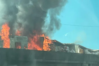 Um caminhão tombou na descida da BR-448 para a Avenida Castello Branco, no acesso a Porto Alegre, por volta das 16h15min desta terça-feira (2). O veículo está em chamas e bloqueio totalmente a chegada à Capital pela região.<!-- NICAID(16178595) -->
