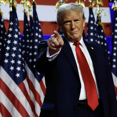 Republican Presidential Nominee Donald Trump Holds Election Night Event In West Palm BeachWEST PALM BEACH, FLORIDA - NOVEMBER 06: Republican presidential nominee, former U.S. President Donald Trump arrives to speak during an election night event at the Palm Beach Convention Center on November 06, 2024 in West Palm Beach, Florida. Americans cast their ballots today in the presidential race between Republican nominee former President Donald Trump and Vice President Kamala Harris, as well as multiple state elections that will determine the balance of power in Congress.   Chip Somodevilla/Getty Images/AFP (Photo by CHIP SOMODEVILLA / GETTY IMAGES NORTH AMERICA / Getty Images via AFP)Editoria: POLLocal: West Palm BeachIndexador: CHIP SOMODEVILLASecao: electionFonte: GETTY IMAGES NORTH AMERICAFotógrafo: CONTRIBUTOR<!-- NICAID(15908482) -->