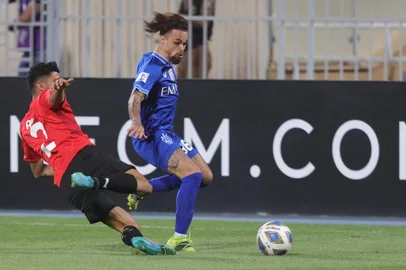 Hilal's forward Michael (R) is tackled by Rayyan's defender Ali Malolah during the AFC Champions League group A match between Qatar's Al-Rayyan and Saudi Arabia's Al-Hilal on April 11, 2022, at the Prince Faisal Bin Fahd stadium in the capital Riyadh. (Photo by Fayez Nureldine / AFP)Editoria: SPOLocal: RiyadhIndexador: FAYEZ NURELDINESecao: soccerFonte: AFPFotógrafo: STF<!-- NICAID(15297865) -->