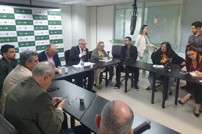 O Grupo Hospitalar Conceição (GHC) sediou nesta segunda-feira (26), reunião com a Assembleia Legislativa, secretarias de saúde do Estado e municípios, além de entidades, para tratar da crise na saúde gaúcha. A direção da instituição federal propõe utilizar R$ 1,5 bilhão de recursos do fundo do Plano Rio Grande (Funrigs) para reforçar o financiamento da atenção básica e pré-hospitalar no Sistema Único de Saúde (SUS) do Estado.<!-- NICAID(16045916) -->