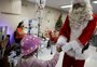 Crianças e adolescentes em tratamento contra o câncer recebem presentes e visita do Papai Noel: "Vocês são muito corajosos"