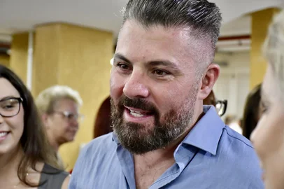 Prefeito Gustavo Finck (PP) é recebido por servidores públicos e autoridades na manhã de quinta-feira, 02/01, na Prefeitura de Novo Hamburgo.<!-- NICAID(16017723) -->