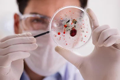 Male doctor working in the lab on virus vaccine*A PEDIDO DE FILIPE PIMENTEL* The male doctor working in the lab on virus vaccine - Foto: Elnur/stock.adobe.comIndexador: Elnur AmikishiyevFonte: 298194225<!-- NICAID(15152960) -->