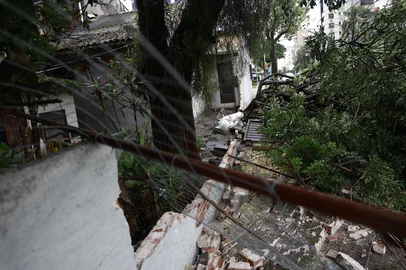 André Ávila / Agencia RBS PORTO ALEGRE, RS, BRASIL, 15-12-2025: Árvore cai na rua São Luis esquina com Vicente da Fontoura, destruindo parte do muro de uma casa. (Foto: André Ávila/Agência RBS)<!-- NICAID(16187161) -->