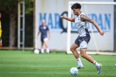 RS - FUTEBOL/ TREINO GREMIO 2026 - ESPORTES - Jogadores do Gremio realizam treino tÃ©cnico durante a manha desta quinta-feira, no CT Luiz Carvalho, na preparaÃ§Ã£o para a partida valida pelo Campeonato Brasileiro 2026.Na foto, Leonel Pérez.  FOTO: LUCAS UEBEL/GREMIO FBPA<!-- NICAID(16281416) -->