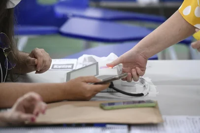 Eleitor se identifica por biometria para votar nas eleições 2022 em Zona Eleitoral no Centro Educacional 07, em Taguatinga Norte.<!-- NICAID(15228493) -->