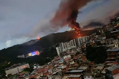 Fire is seen at Fuerte Tiuna, Venezuela's largest military complex, after a series of explosions in Caracas on January 3, 2026. The United States military was behind a series of strikes against the Venezuelan capital Caracas on Saturday, US media reported. The White House and Pentagon have not commented on the explosions and reports of aircraft over the city. US media outlets CBS News and Fox News reported unnamed Trump administration officials confirming that US forces were involved. (Photo by AFP)Editoria: WARLocal: CaracasIndexador: STRSecao: conflict (general)Fonte: AFPFotógrafo: STR<!-- NICAID(16197264) -->