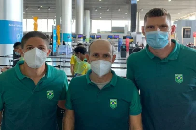 Álvaro Filho, Leandro Brachola (técnico) e Alison, vôlei de praia