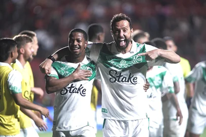 Sport 0 x 2 Juventude pelo Brasileirão 2025. Na foto, o atacante Ênio e meia Nenê.<!-- NICAID(16161808) -->