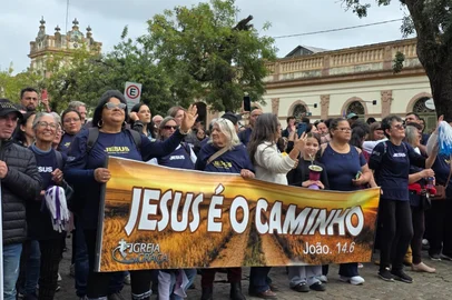 Evangélicos participam da Marcha da Família em Pelotas<!-- NICAID(16333964) -->