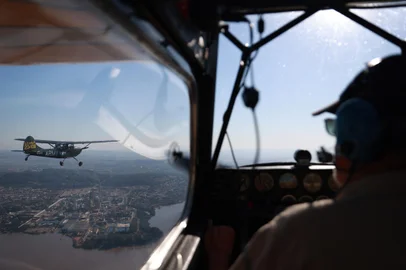 Porto Alegre, RS, Brasil, 12/06/2024 - Aviação Geral é quem conecta uma área isolada imediatamente após uma calamidade, quando estradas, portos e aeroportos de grande porte estão destruídos ou impraticáveis. A Sociedade Aeronáutica Rio-Grandense vem atuando vem como aviação geral (foto), no avião verde está o Comandante Ricardo Mansur, neste avião que estou a bordo é o Comandante Sérgio Machado. - Foto: Jefferson Botega/Agência RBS<!-- NICAID(15787578) -->