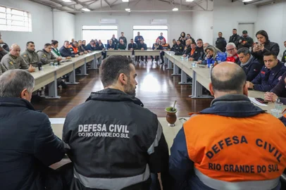 Com previsão de chuva intensa na Serra no fim de semana, governo estadual instala gabinete de crise em Caxias do Sul. Governador Eduardo Leite se reuniu com autoridades no Ciop na manhã deste sábado (28).<!-- NICAID(16069524) -->