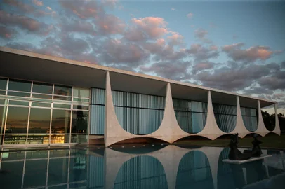 o presidente Jair Bolsonaro farÃ¡ declaraÃ§Ã£o Ã  imprensa na Ã¡rea externa do PalÃ¡cio da Alvorada, no espelho dâÃ¡gua. O presidente estarÃ¡ acompanhado do presidente do Senado Federal, Davi Alcolumbre; presidente da CÃ¢mara dos Deputados, Rodrigo Maia; ministro da Economia, Paulo Guedes; ministro da Infraestrutura, TarcÃ­sio Gomes de Freitas; ministro do Desenvolvimento Regional, RogÃ©rio Marinho; lÃ­der do Governo no Congresso Nacional, senador Eduardo Gomes; lÃ­der do Governo na CÃ¢mara dos Deputados, deputado Vitor Hugo; lÃ­der do Progressista na CÃ¢mara dos Deputados, deputado Arthur Lira; e vice-lÃ­der do Governo no Congresso Nacional, deputado Ricardo Barros.<!-- NICAID(15193082) -->