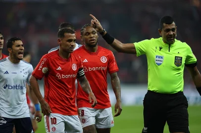 PORTO ALEGRE, RS, BRASIL, 01/07/2023- Inter x Cruzeiro: válido pela 13ª rodada do Brasileirão. Foto: Anselmo Cunha/Agencia RBS<!-- NICAID(15471679) -->