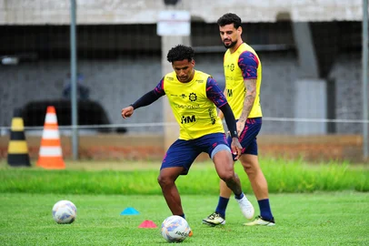 CAXIAS DO SUL, RS, BRASIL, 12/03/2025. Treino do Caxias no CT Baixada Rubra Vanderlei Bersaghi. A SER Caxias está se preparando para a estreia da série C do Campeonato Brasileiro 2025. Na foto, volante Pedro Cuiabá. (Porthus Junior/Agência RBS)Indexador: BTK                             <!-- NICAID(15994407) -->