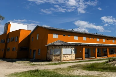 Hotel Brisa do Mar foi adquirido pelo Sindicato dos Metalúrgicos de Caxias do Sul. A imagem mostra uma projeção de como ficará após a reforma. Hoje ele é azul, mas será pintado de laranja. <!-- NICAID(16232424) -->