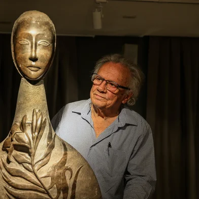 CAXIAS DO SUL, RS, BRASIL, 14/10/2025. Prestes a completar 85 anos de vida e com mais de 60 anos de carreira, o escultor radicado em Bento Gonçalves Bez Batti (nome artístico de João Bez Batti Filho) prepara a inauguração da exposição "Mulher Flor", na Galeria Arte Quadros, em Caxias do Sul, nesta quinta-feira (16). (Neimar de Cesero/Agência RBS)Indexador: Neimar De Cesero<!-- NICAID(16146231) -->