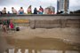 TRAMANDAÍ, RS, BRASIL, 31.12.2023: dia de ressaca do mar não afasta veranistas da praia. Foto: Camila Hermes/Agencia RBS<!-- NICAID(15638084) -->