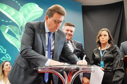 Com a proposta de interiorizar a Famurs, o prefeito de Campo Bom, Luciano Orsi (PDT), assumiu ontem a presidência da entidade  para a gestão 2023/2024. A transmissão do cargo pelo antecessor, Paulinho Salerno (MDB), ocorreu durante o 41º Congresso dos Municípios do RS, no Recanto Maestro, em Restinga Seca, e teve a presença do governador Eduardo Leite.<!-- NICAID(15449585) -->