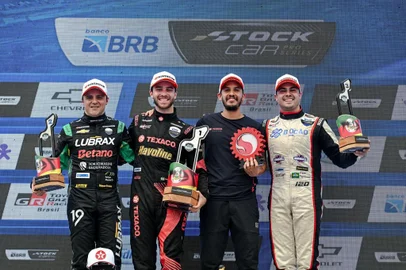 Na foto: pódio com os irmãos Felipe Baptista (segundo à esquerda) e Vitor Baptista (à direita), e Felipe Massa (primeiro à esquerda)ETAPA GAÚCHA DA STOCK CAR 2024 - O piloto Felipe Baptista foi o grande vencedor da etapa da Stock Car realizada neste domingo (8), no Velopark, em Nova Santa Rita. O piloto da Crown Racing largou na quinta colocação, mas conquistou posições ao longo da corrida para ficar com a vitória. Felipe Massa, da TMG Racing, terminou em segundo lugar, enquanto Vitor Baptista, irmão do vencedor, completou o pódio da oitava etapa da temporada 2024 com o terceiro lugar.<!-- NICAID(15860931) -->