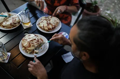 Renan Mattos / Agencia RBS PORTO ALEGRE, RS, BRASIL, 13-11-2025: Entre xis e hamburguer, quem cresce mais entre os gaúchos? Um tradicional ponto de xis na zona norte de Porto Alegre, o Júlio Paris e uma rede de franquias de lanches, a Severo Burguer. As populares refeições disputam espaço na fome do Gaúcho. Foto: Renan Mattos / Agência RBS<!-- NICAID(16167636) -->