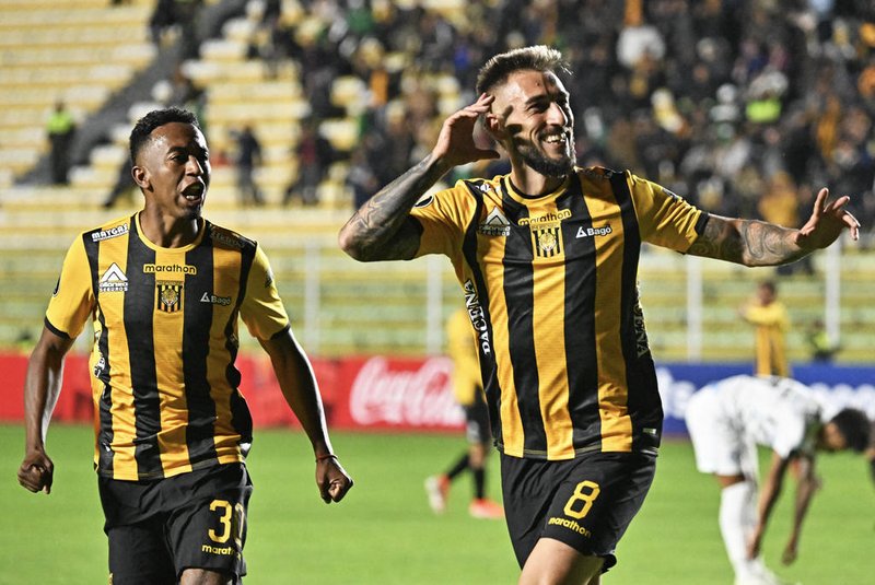 The Strongest's midfielder Luciano Ursino (L) celebrates after scoring a goal during the Copa Libertadores group stage first leg football match between Bolivia's The Strongest and Brazil's Gremio SC at the Hernando Siles Stadium in La Paz on April 2, 2024. (Photo by AIZAR RALDES / AFP)Editoria: SPOLocal: La PazIndexador: AIZAR RALDESSecao: soccerFonte: AFPFotógrafo: STF<!-- NICAID(15723582) -->
