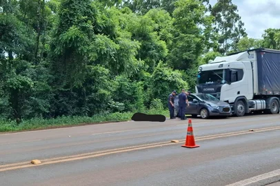 Colisão entre carro e carreta deixa três mortos na BR-285, em Ijuí<!-- NICAID(15935924) -->
