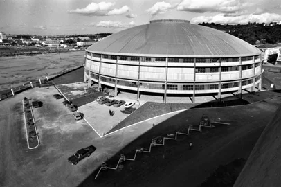 Vista do Gigantinho um dia antes do início das festividades de inauguração.Ginásio de esportes Gigantinho , localizado ao lado do Estádio Beira-Rio, do Sport Club Internacional, na Av. Padre Cacique.-#ENVELOPE: 92067.<!-- NICAID(15874195) -->