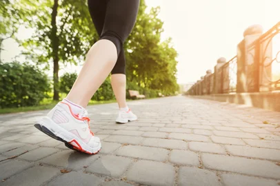 Fitness woman training and jogging in summer parkFitness woman training and jogging in summer park, close up on running shoes outdoors, copy spaceIndexador: Konstantin PostumitenkoFonte: 213655750<!-- NICAID(15736415) -->