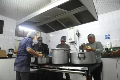 CAXIAS DO SUL, RS, BRASIL, 11/07/2022. Alunos e professores da rede municipal de educação de Caxias do Sul começaram a semana com transtornos nos setores de merenda e limpeza. Das 83 instituições da cidade, apenas cinco estão com o quadro completo. Em algumas escolas, para garantir o lanche das crianças, professores e diretores passaram a manhã na cozinha dos colégios. A reportagem foi até a Escola Angelina Sassi Comandulli conferir a situação. (Bruno Todeschini/Agência RBS)<!-- NICAID(15145897) -->