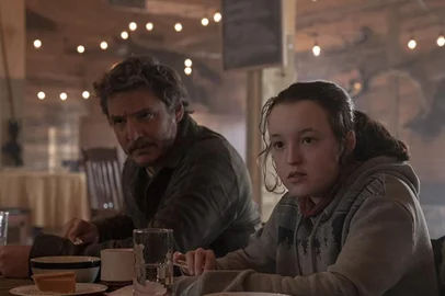 Pedro Pascal e Bella Ramsey no sexto episódio (Kin) da primeira temporada de The Last of Us, da HBO.<!-- NICAID(15373706) -->