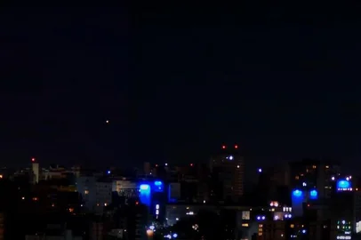 ***FRAME*** Gravações não oficiais feitas por equipamentos instalados nas proximidades do Aeroporto Salgado Filho, em Porto Alegre, revelam que mais pilotos teriam enxergado no céu luzes azuis não identificadas, na noite do sábado (5).Reprodução/YouTube/Câmera Pôr do Sol Guaíba<!-- NICAID(15257365) -->